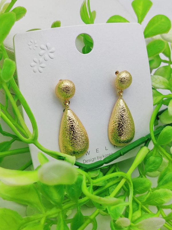 Elegant Textured Drop Earrings – Golden Glow